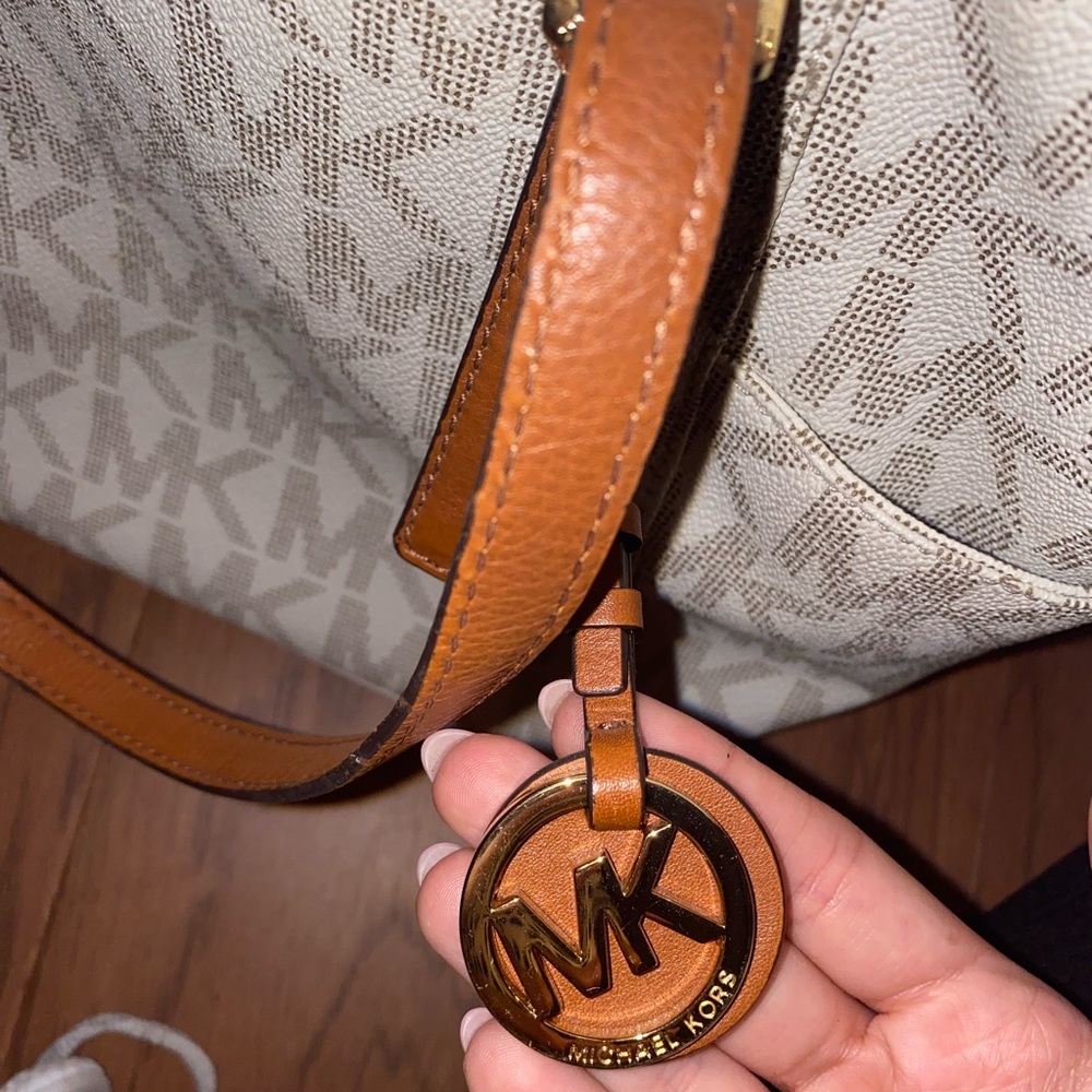 ⭕️SOLD⭕️ Michael Kors purse - Picture 5 of 5